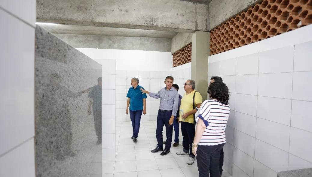 Paulo martins visitando a estrutura do ginásio 