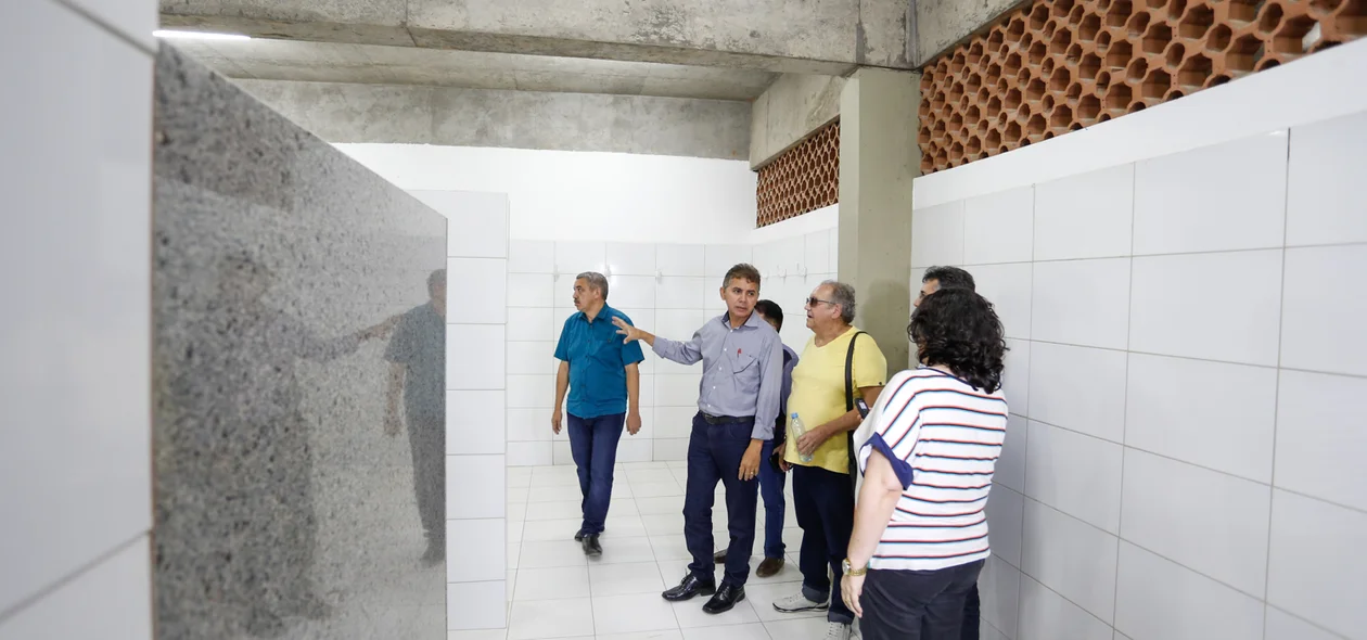 Paulo martins visitando a estrutura do ginásio 