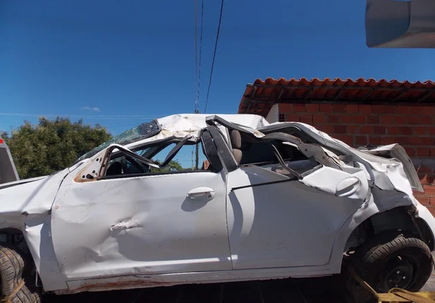 Carro ficou completamente destruído 