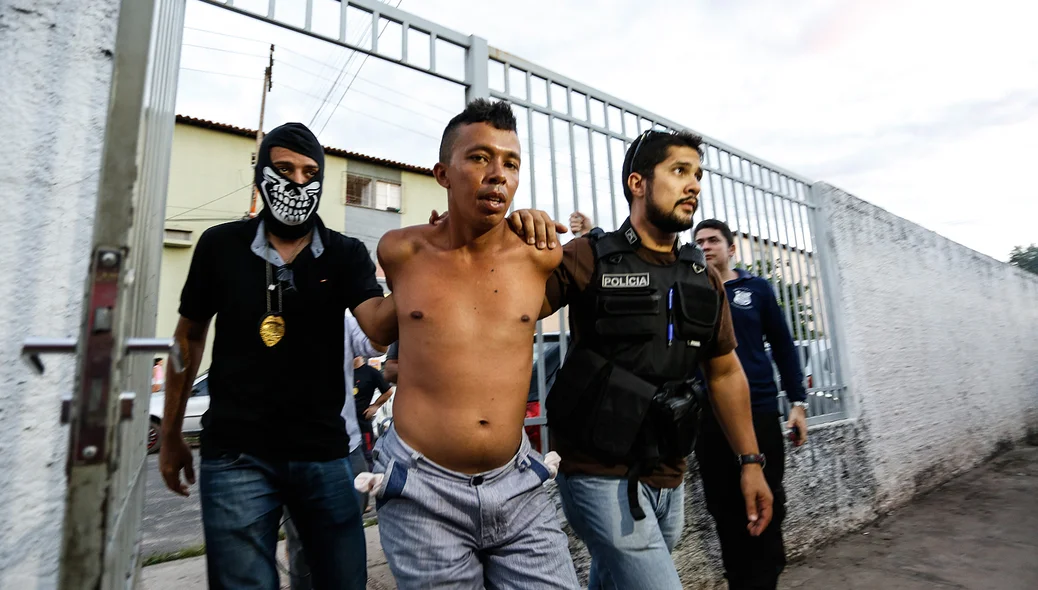 José Ribamar sendo conduzido pela polícia 