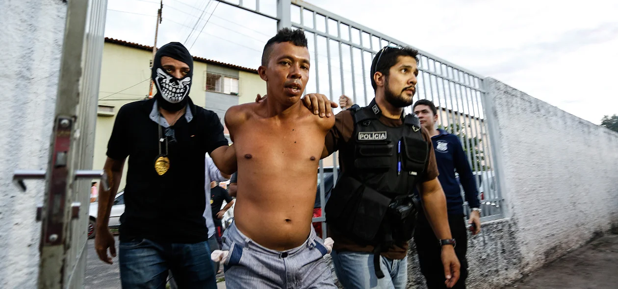 José Ribamar sendo conduzido pela polícia 