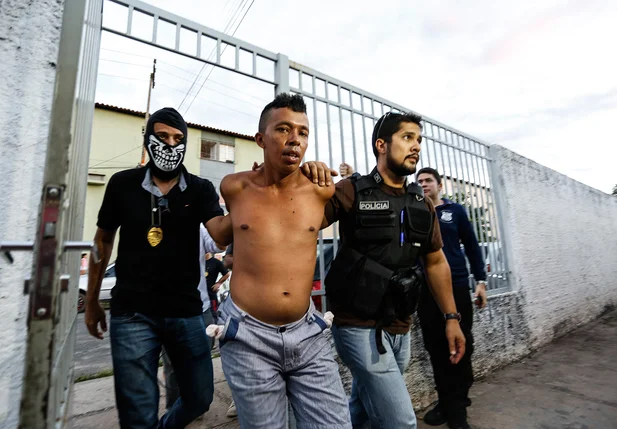 José Ribamar sendo conduzido pela polícia 