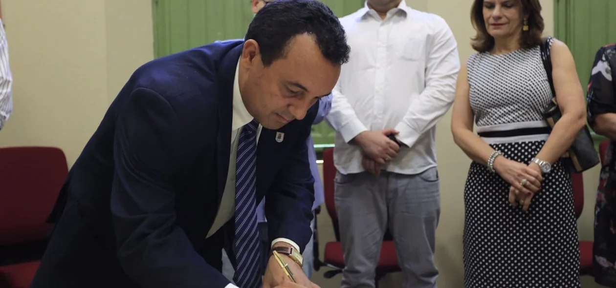 Nouga Cardoso assina contrato 