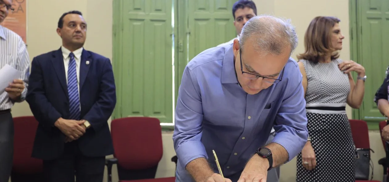 Prefeito assina contrato para concurso