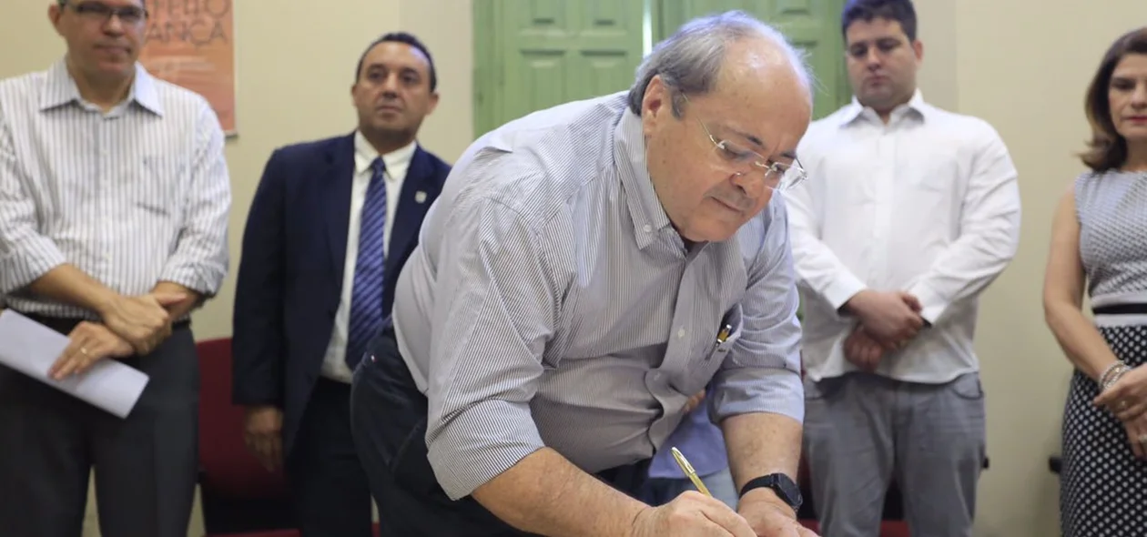 Silvio Mendes assina contrato para concurso da FMS
