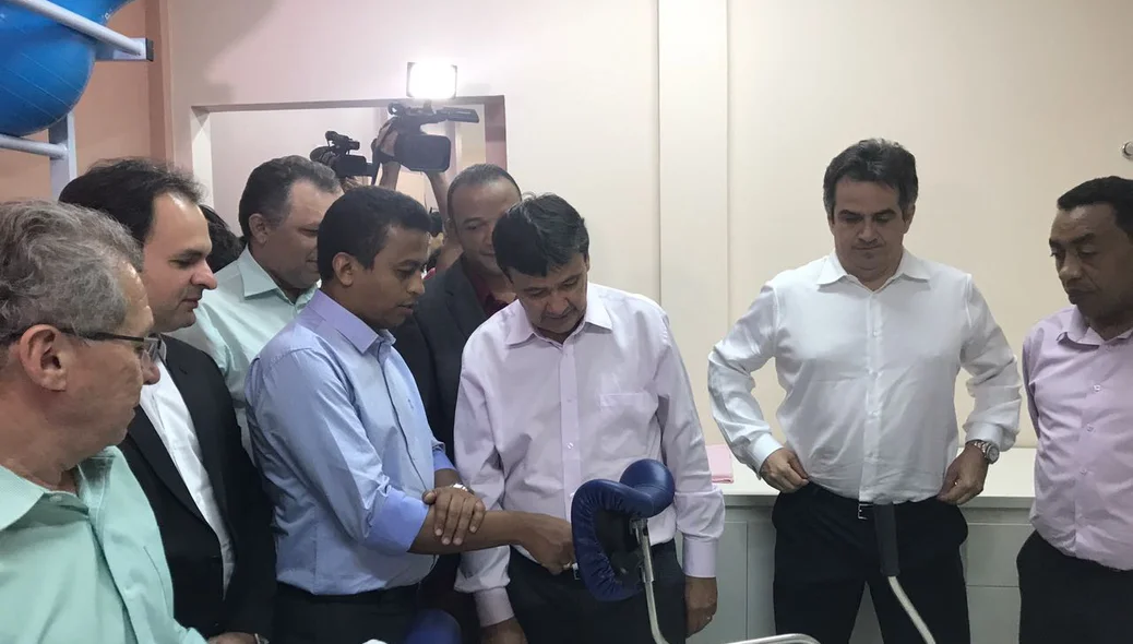 Ciro participa de inauguração de obras