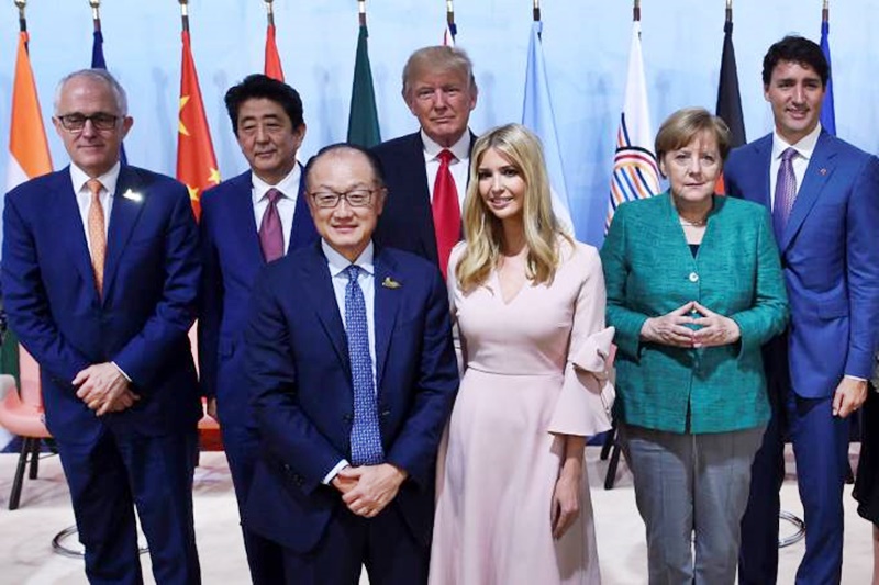A filha do presidente americano, Ivanka Trump ao lado do presidente do Banco Mundial, Jim Yong Kim