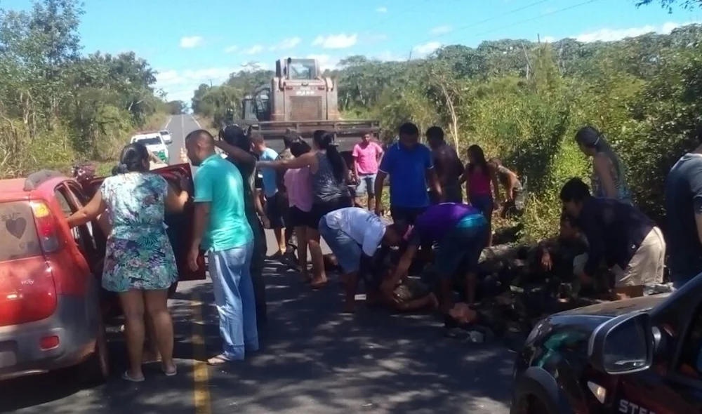 Muitas pessoas ajudam os feridos