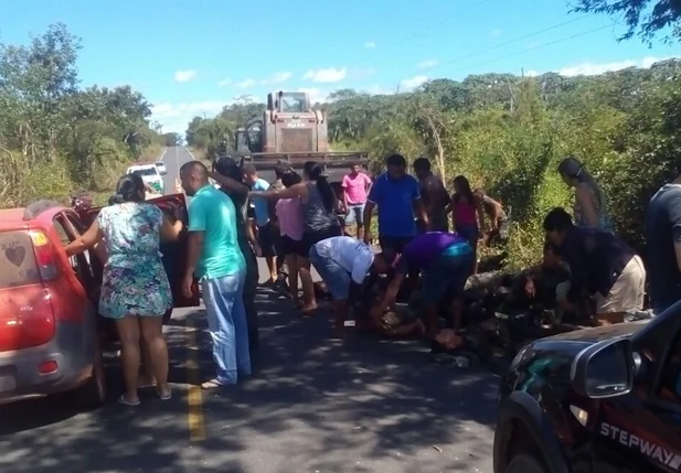 Muitas pessoas ajudam os feridos