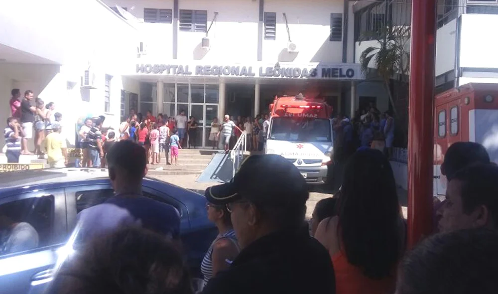 Muitas pessoas estão em frente ao hospital
