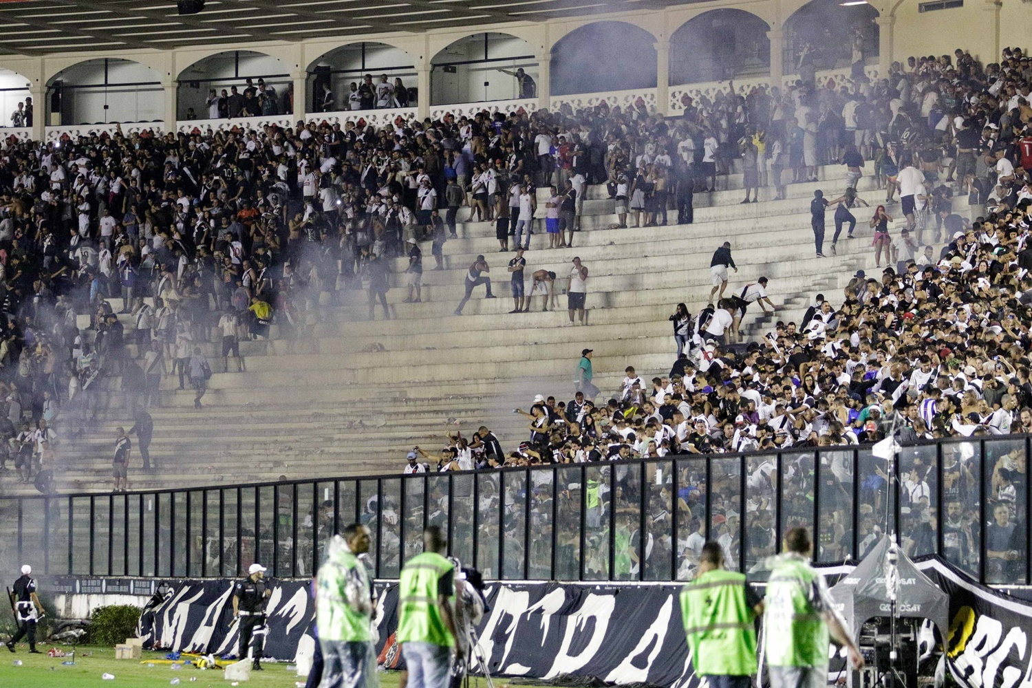 Torcedor do Vasco morre baleado após confrontos em São Januário