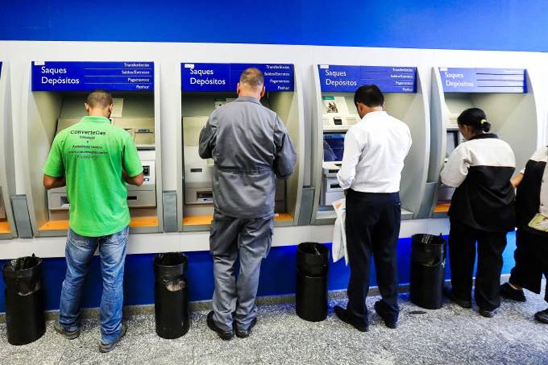 Trabalhadores realizam saque do FGTS nas agências da Caixa Econômica 
