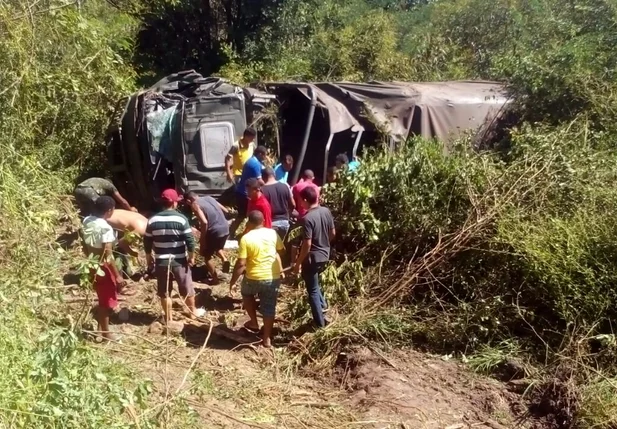 Acidente com caminhão do Exército deixa várias vítimas em Barras
