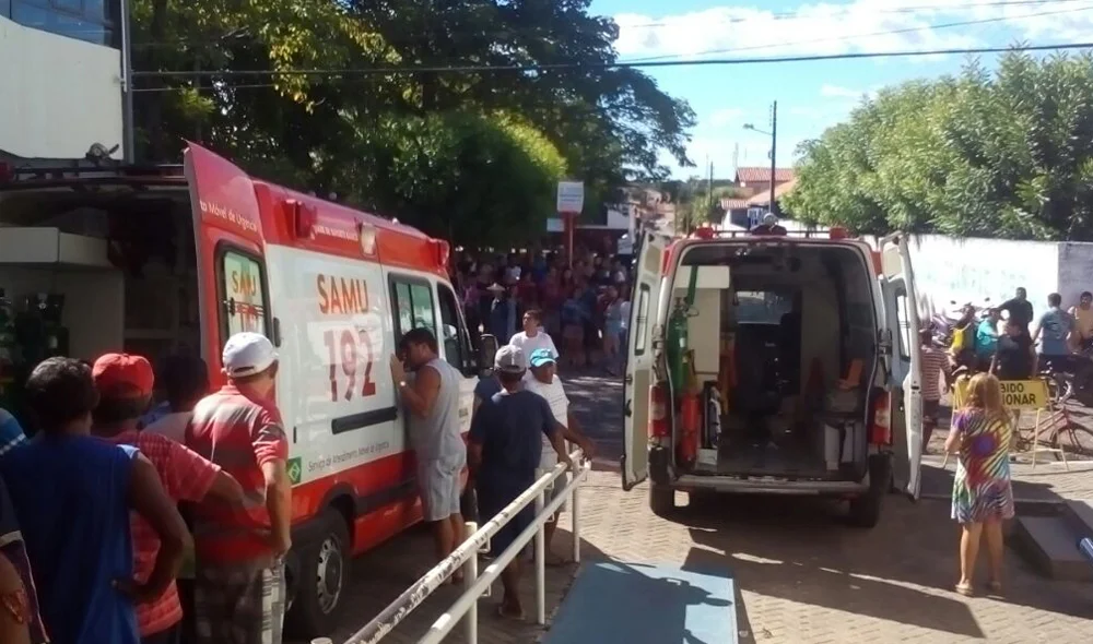 Várias ambulâncias ajudaram no atendimento as vítimas