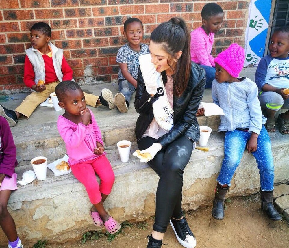 A miss sul-africana Demi-Leigh Nel-Peters no orfanato de Soweto