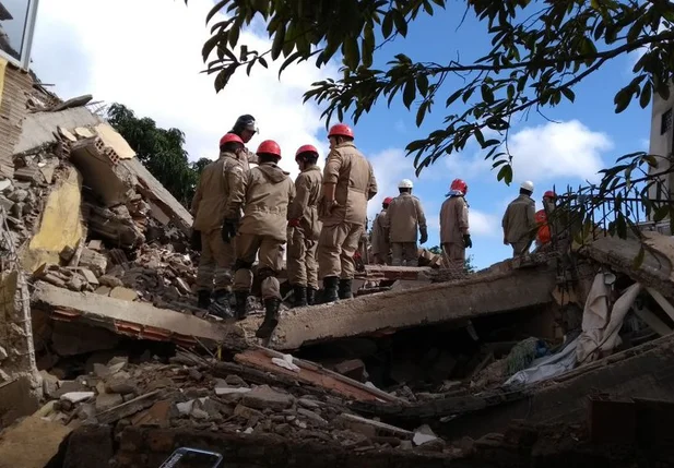 Bombeiros seguem nas buscas por vítimas