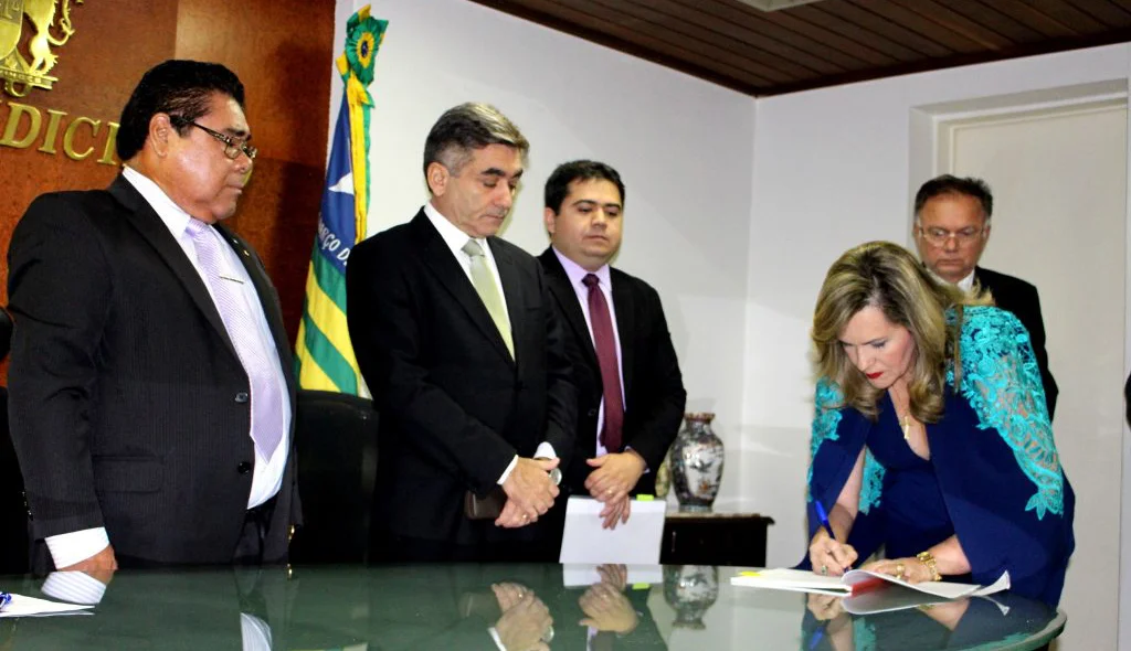 Juíza Lígia Sampaio assina termo de posse