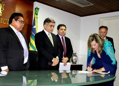 Juíza Lígia Sampaio assina termo de posse