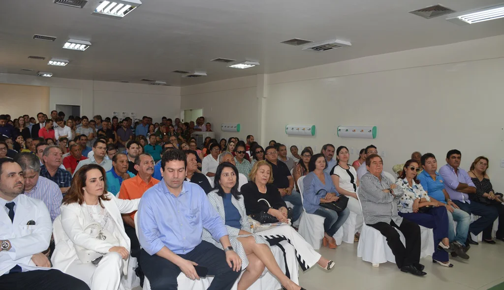 Público acompanha solenidade de posse