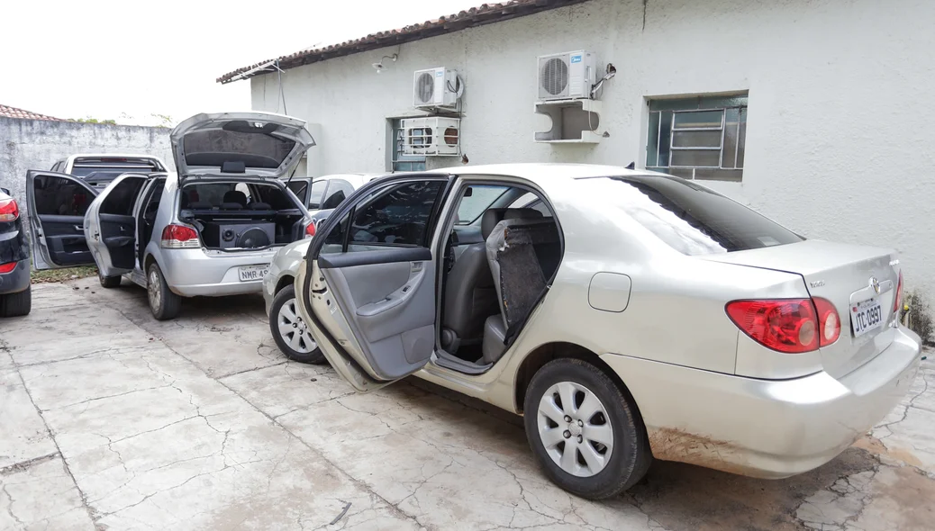 Dois carros foram apreendidos 