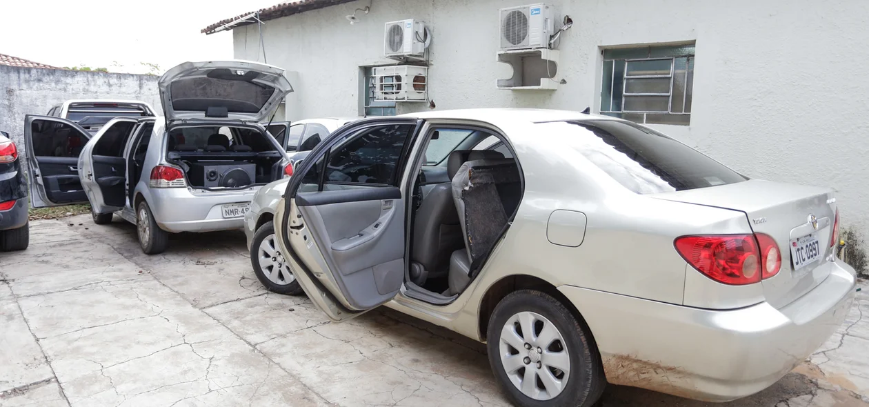 Dois carros foram apreendidos 