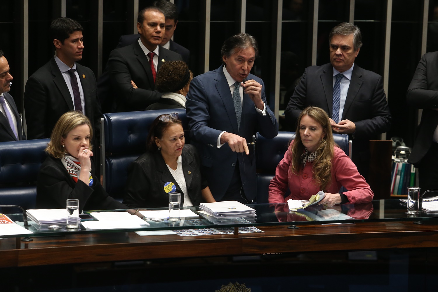 Senadoras ocupam mesa no Senado e Eunício suspende sessão