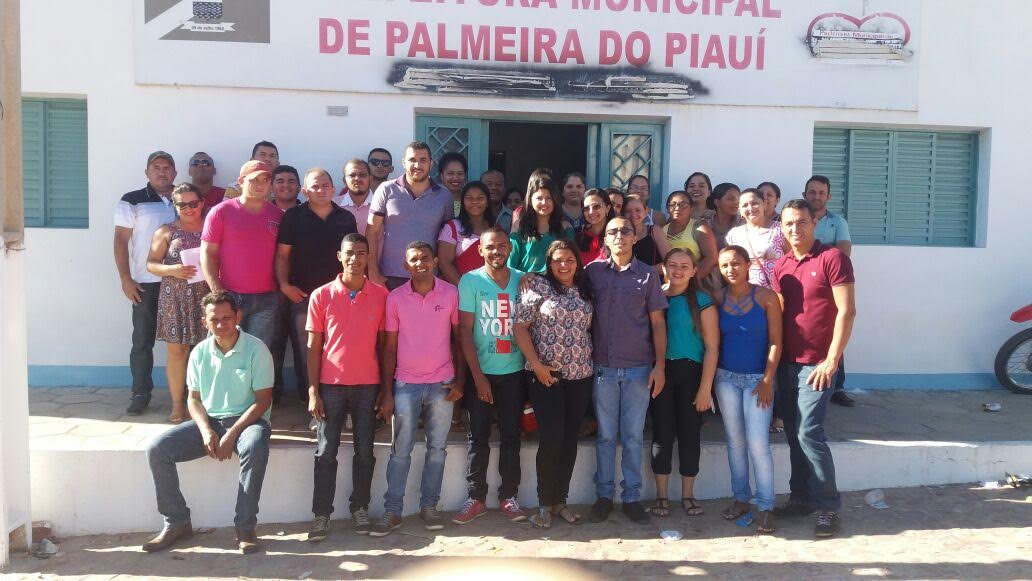 Servidores na porta da Prefeitura de Palmeira do Piauí