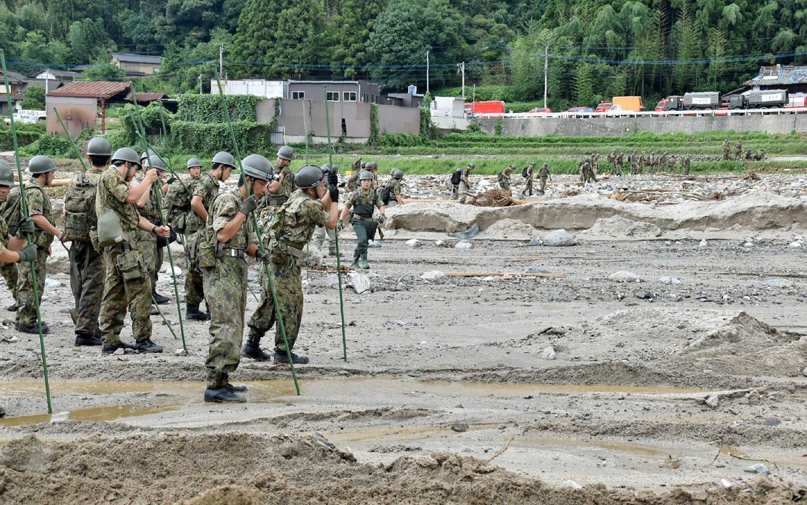 Soldados fazem buscas após chuvas no Japão