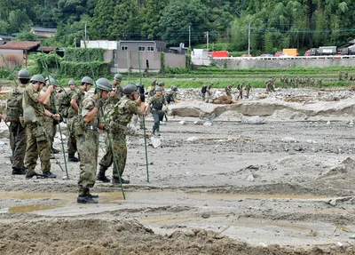 Soldados fazem buscas após chuvas no Japão