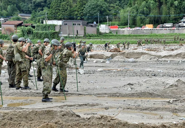 Soldados fazem buscas após chuvas no Japão