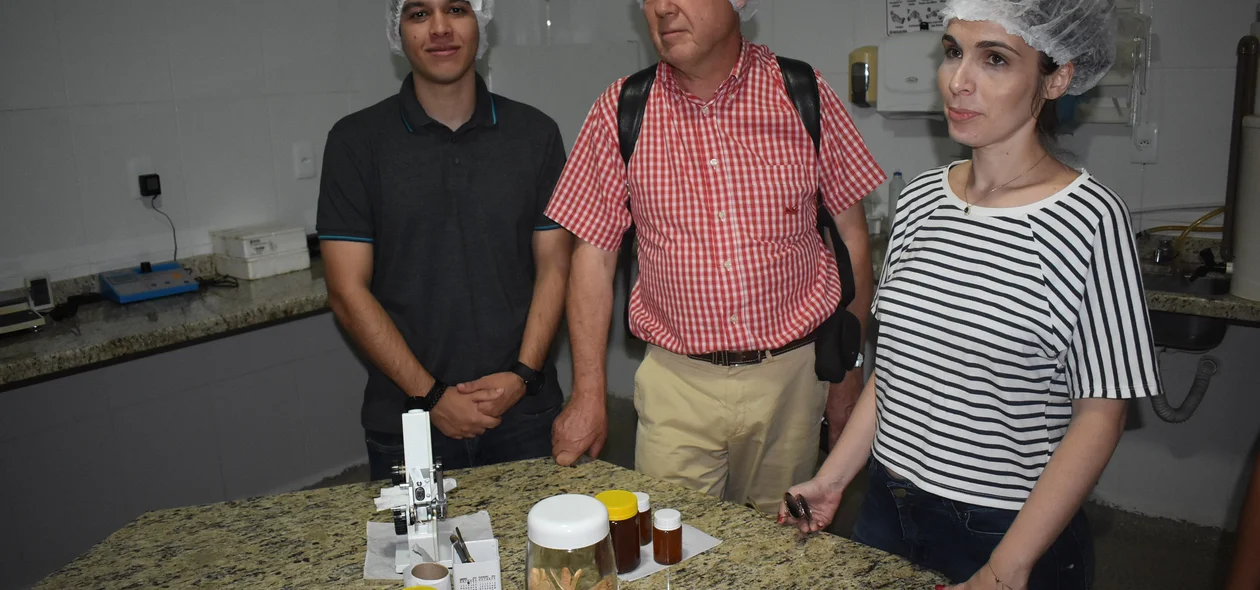 Thierry Durosselle recebendo informações importantes com os produtores de mel