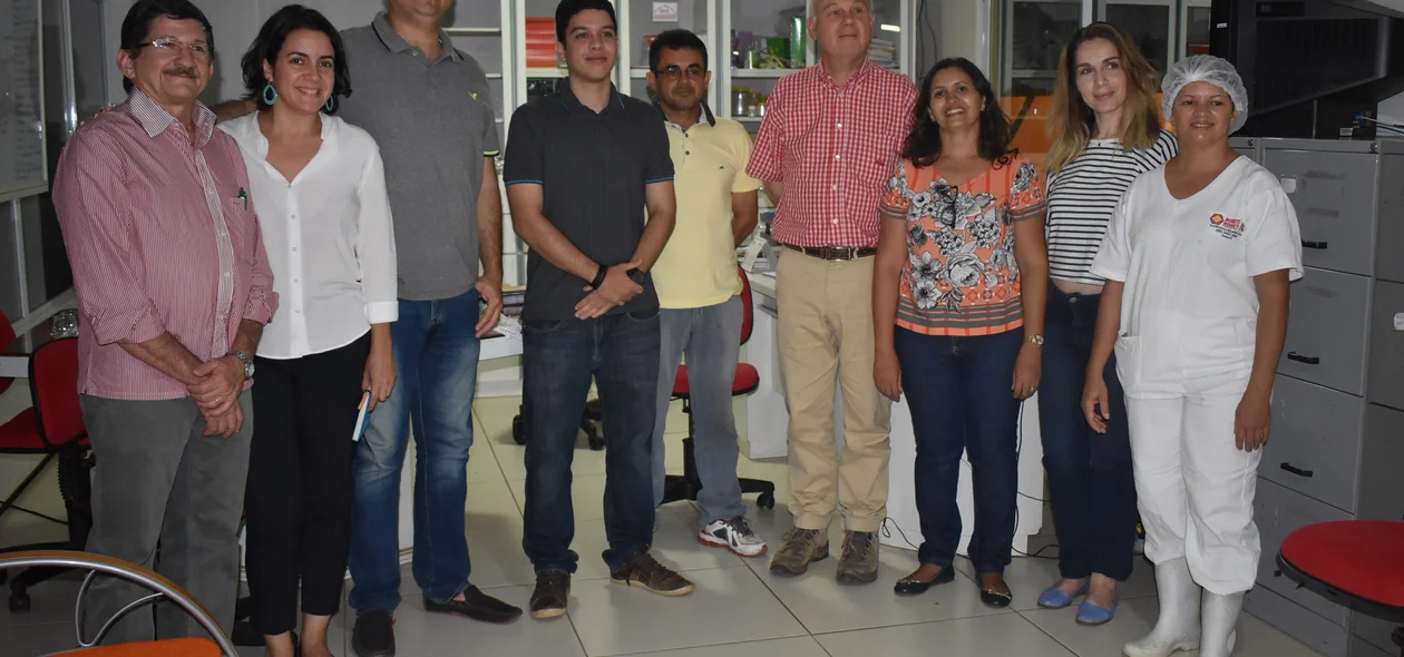 Thierry Durosselle tira foto com funcionários da empresa 