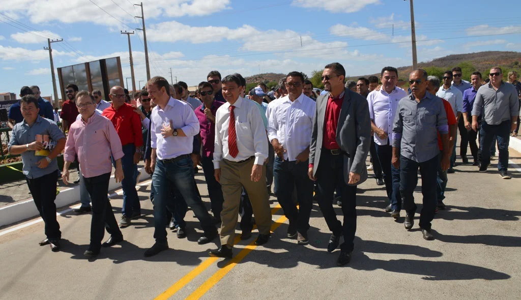 Autoridades visitam vistoriam ponte recém-inaugurada 