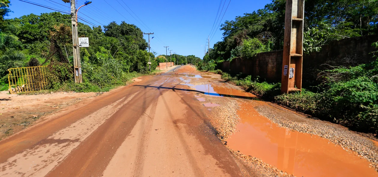 Avenida  cheia de buracos