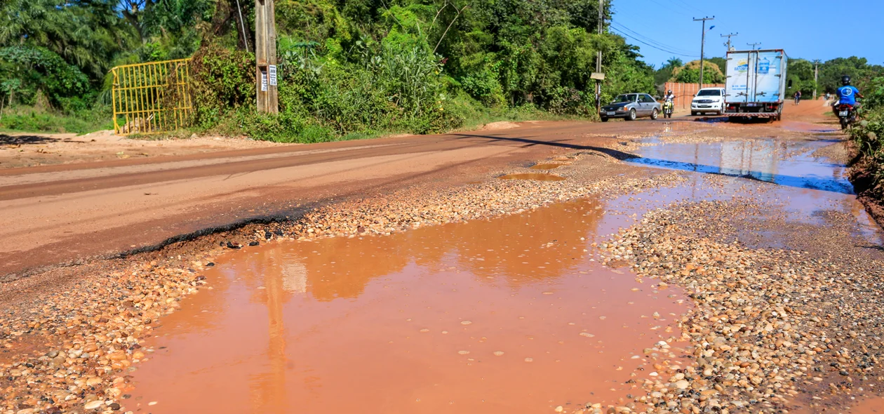 Buraco por toda parte da avenida