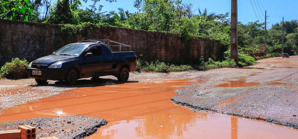 Buraco toma conta da avenida
