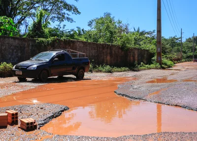 Buraco toma conta da avenida