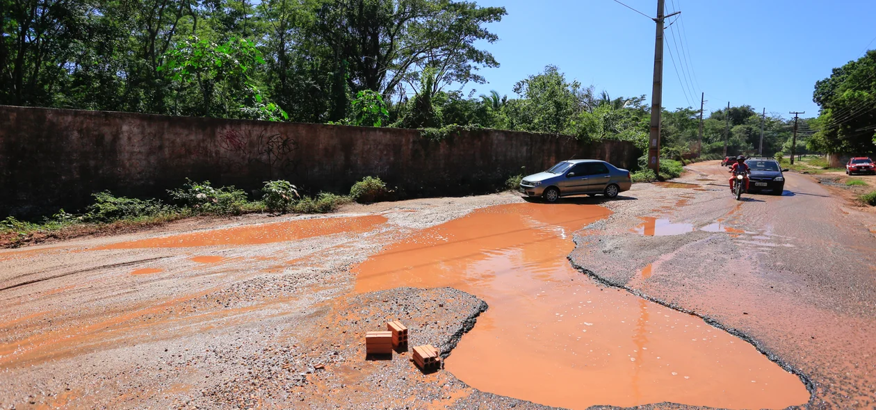 Buracos na avenida da principal da Pedra Mole