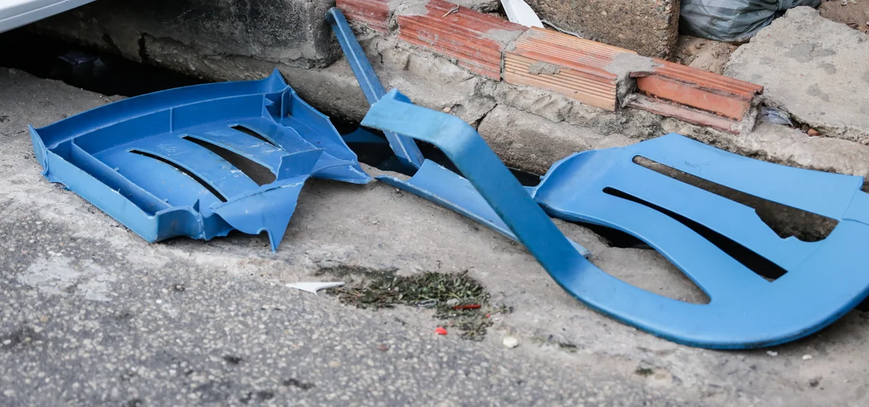 Cadeira onde idoso estava sentado ficou destruída 