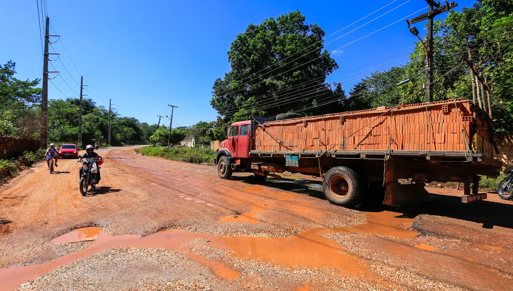 Caminhão passa com dificuldades pelo local