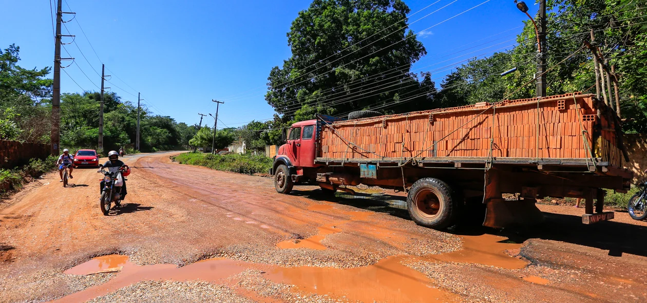 Caminhão passa com dificuldades pelo local