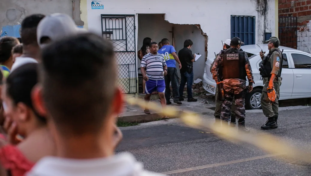 Carro invadiu a calçada e derrubou parte da residência 