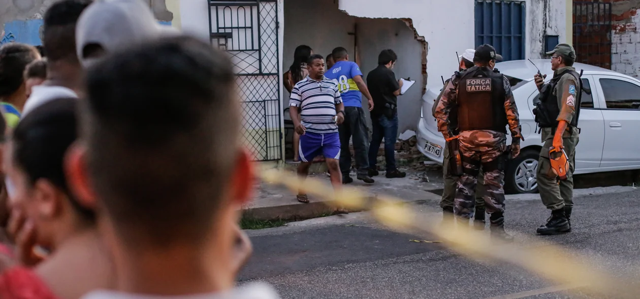 Carro invadiu a calçada e derrubou parte da residência 