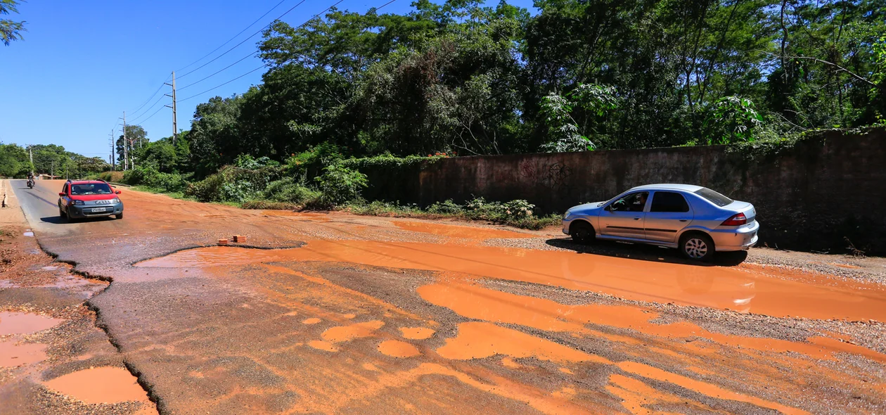 Carro passando por dentro do buraco