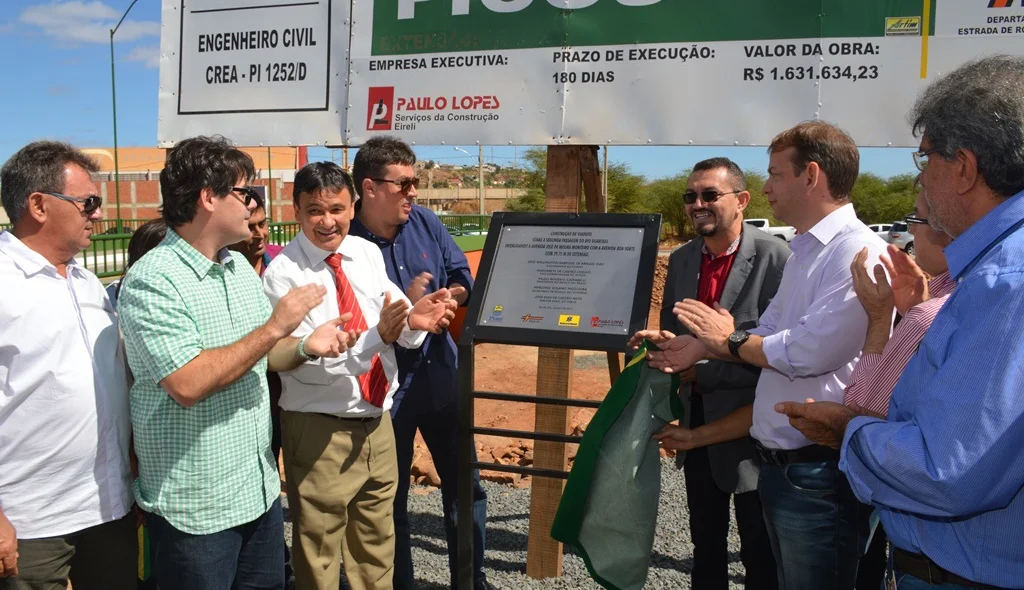 Descerramento de placa inaugural do viaduto