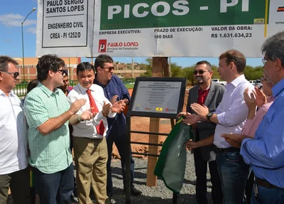Descerramento de placa inaugural do viaduto