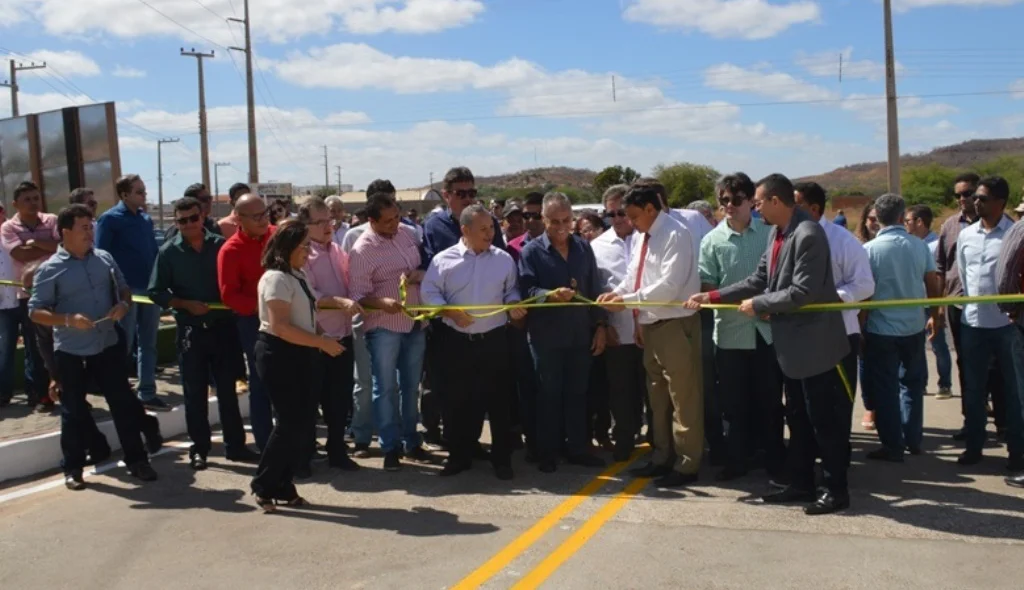 Desenlace da fita inaugural da ponte sobre o Rio Guaribas