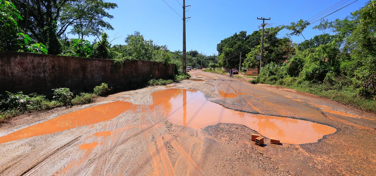 Moradores reclamam de buracos na avenida