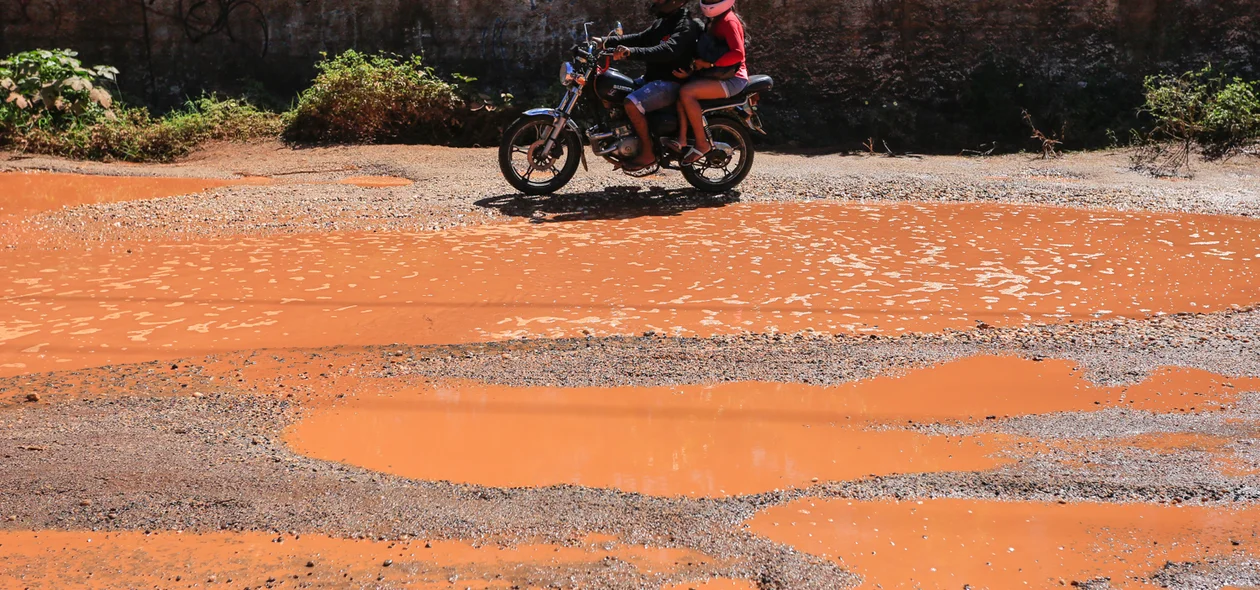 Motoqueiro se arrisca ao passar pelo local