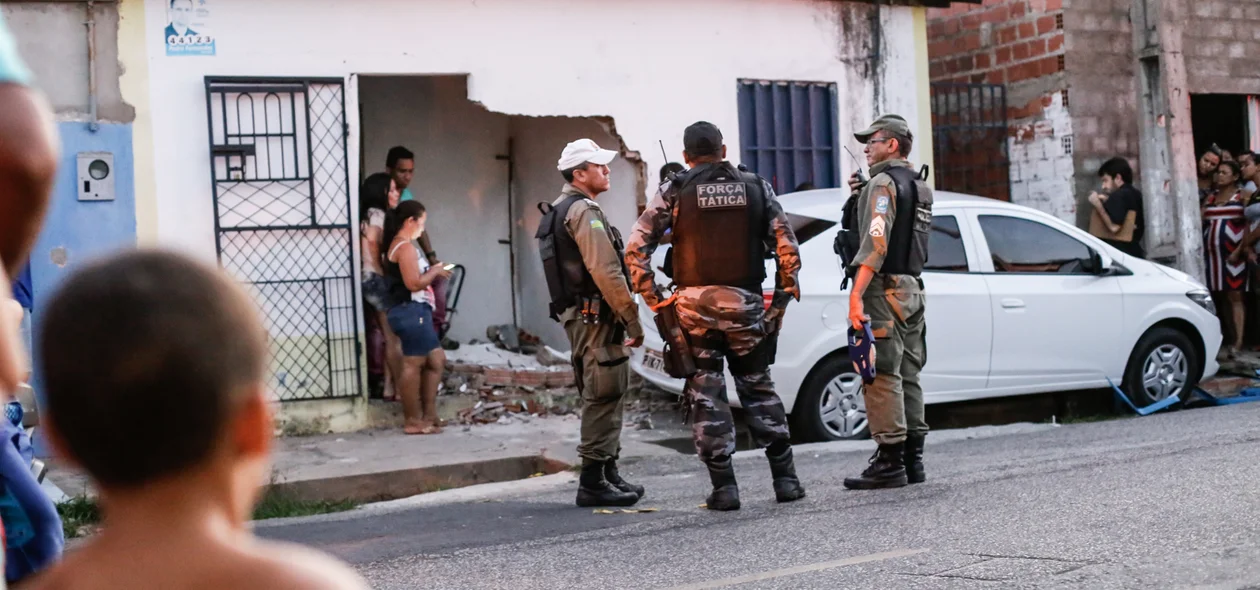 Motorista atropelou idoso enquanto ele estava sentado na calçada de casa